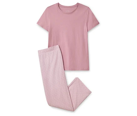 Yaprak desenli tişört ve pantolondan oluşan pembe pijama takımı.