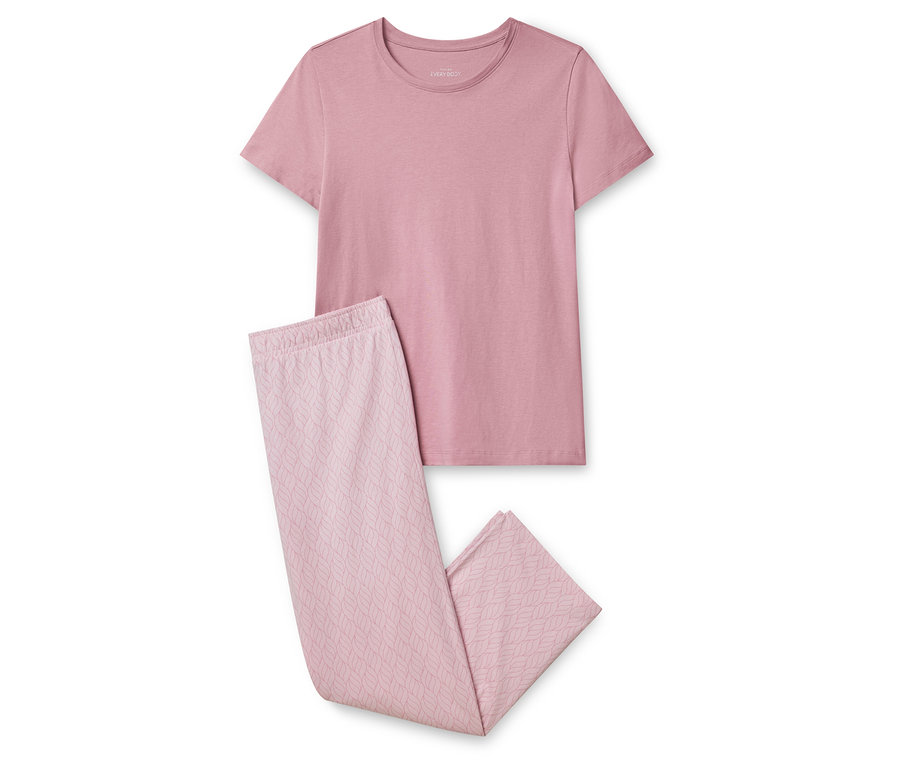 Yaprak desenli tişört ve pantolondan oluşan pembe pijama takımı.