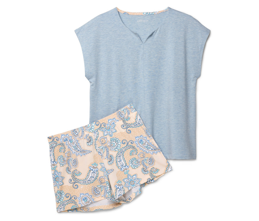 Açık mavi bir pijama üstü ve pati deseni olan şortlar beyaz bir arka plan üzerinde duruyor.