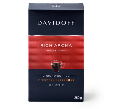 Beyaz bir arka planda Davidoff Rich Aroma çekilmiş kahve paketi.