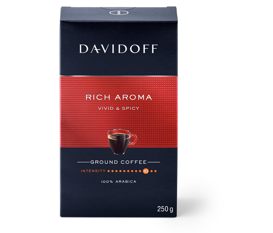 Beyaz bir arka planda Davidoff Rich Aroma çekilmiş kahve paketi.