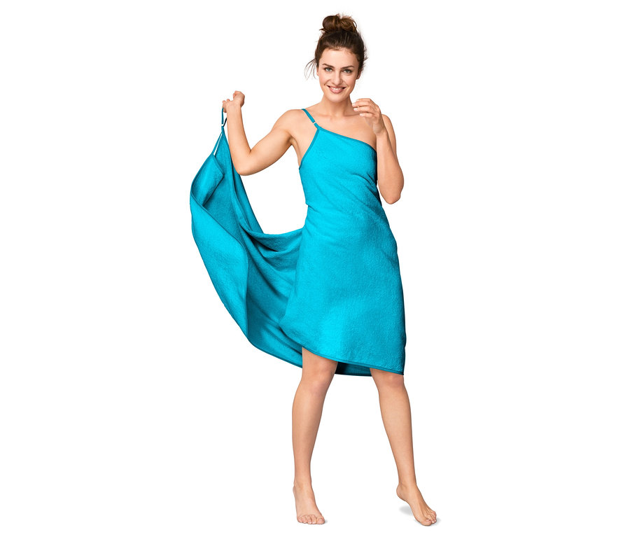 Kadın havlu elbise ile poz veriyor.