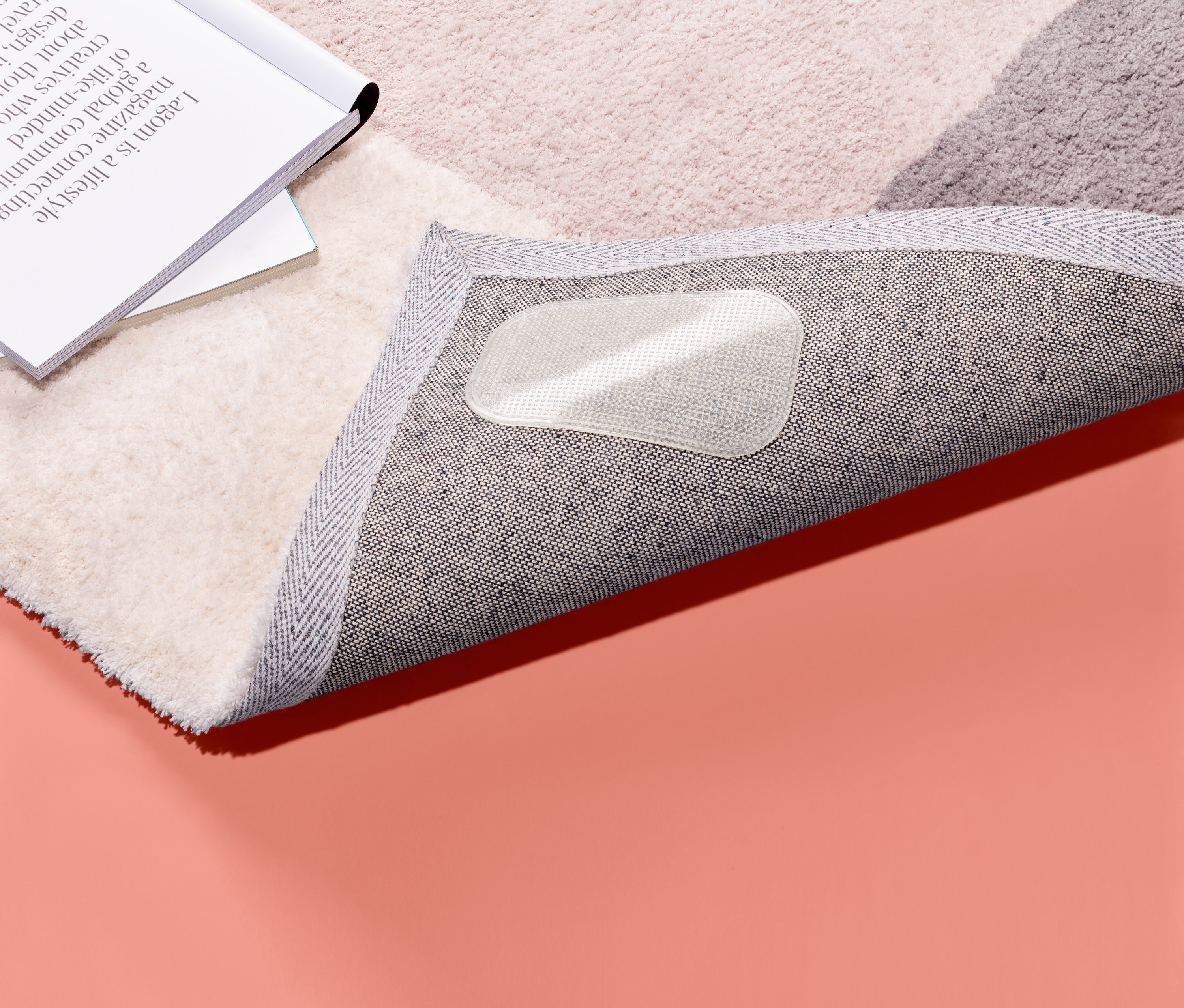 Bej halı, altında Kaydırmaz Halı Pedleri ile turuncu bir zeminde duruyor.