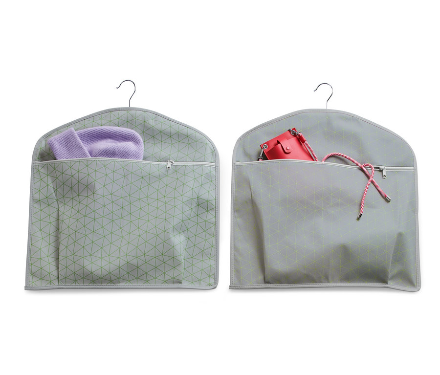 Geometrik desenli iki adet gri dolap içi düzenleyici, birinde mor bere, diğerinde kırmızı çanta var.