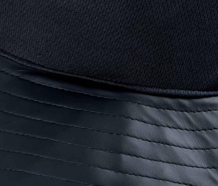 Mavi yağmur şapkasının detayı.