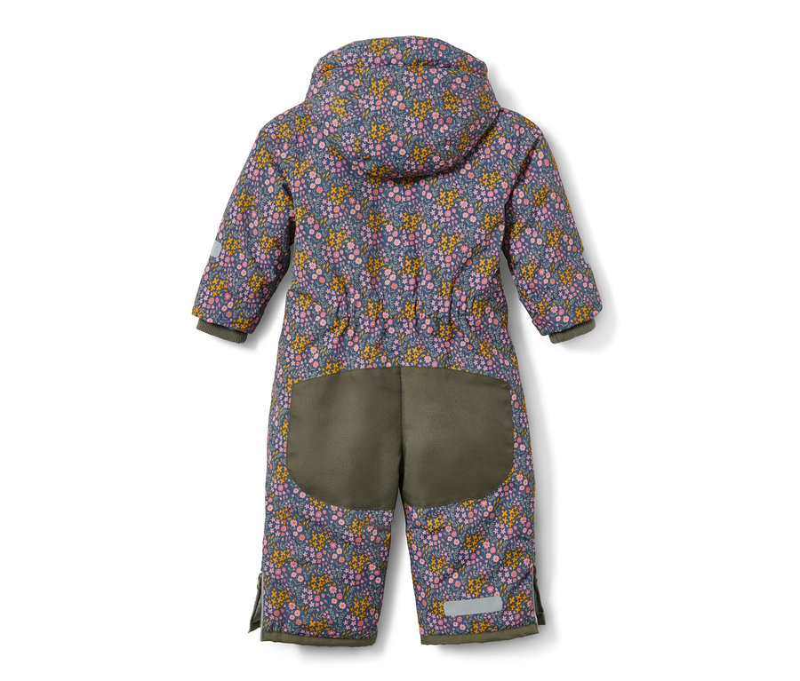 Çiçek baskılı kar takımının arkadan görünümü.