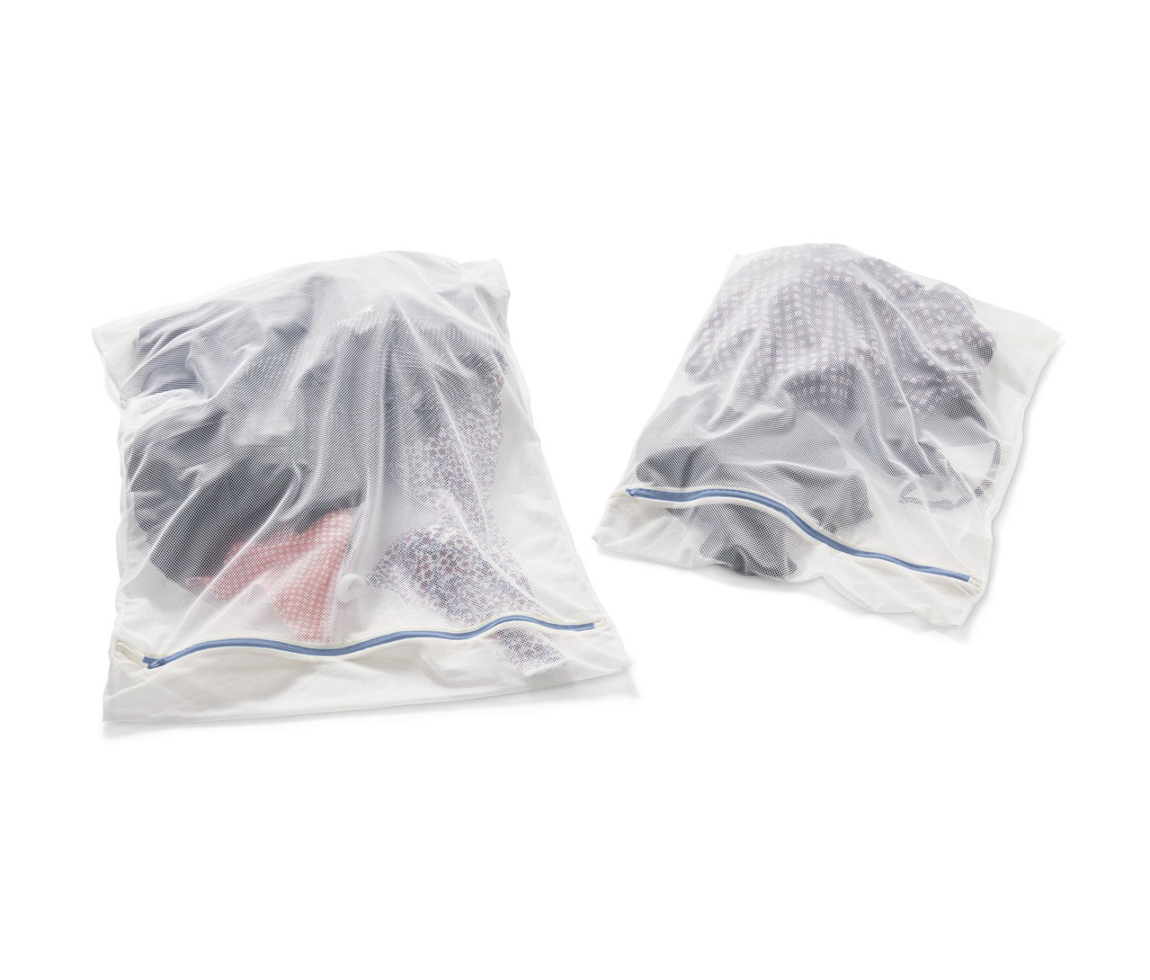 Giysilerle dolu iki adet beyaz XL çamaşır filesi.