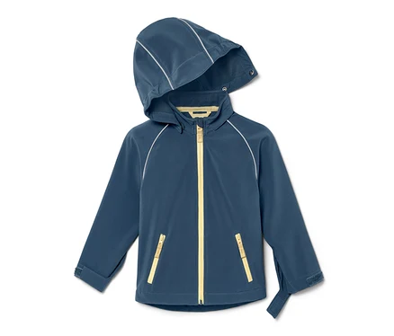 Kapüşonlu ve sarı fermuarlı lacivert küçük çocuk softshell ceket.