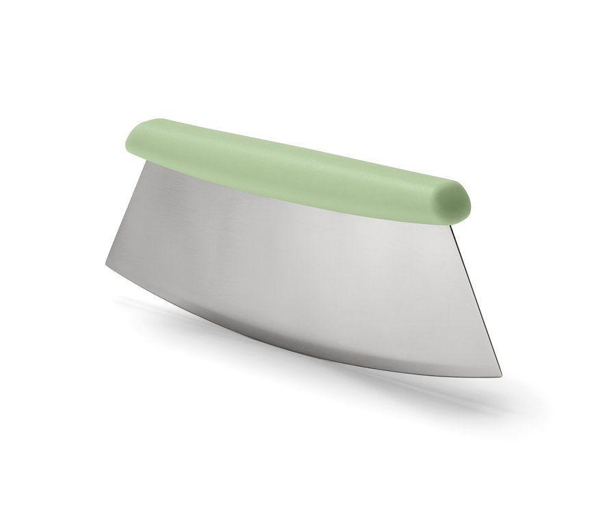 Pastel yeşili saplı pizza ve yeşillik kesici.