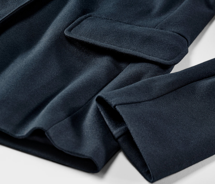 Jersey Blazer Ceket'in yakın çekim görüntüsü.