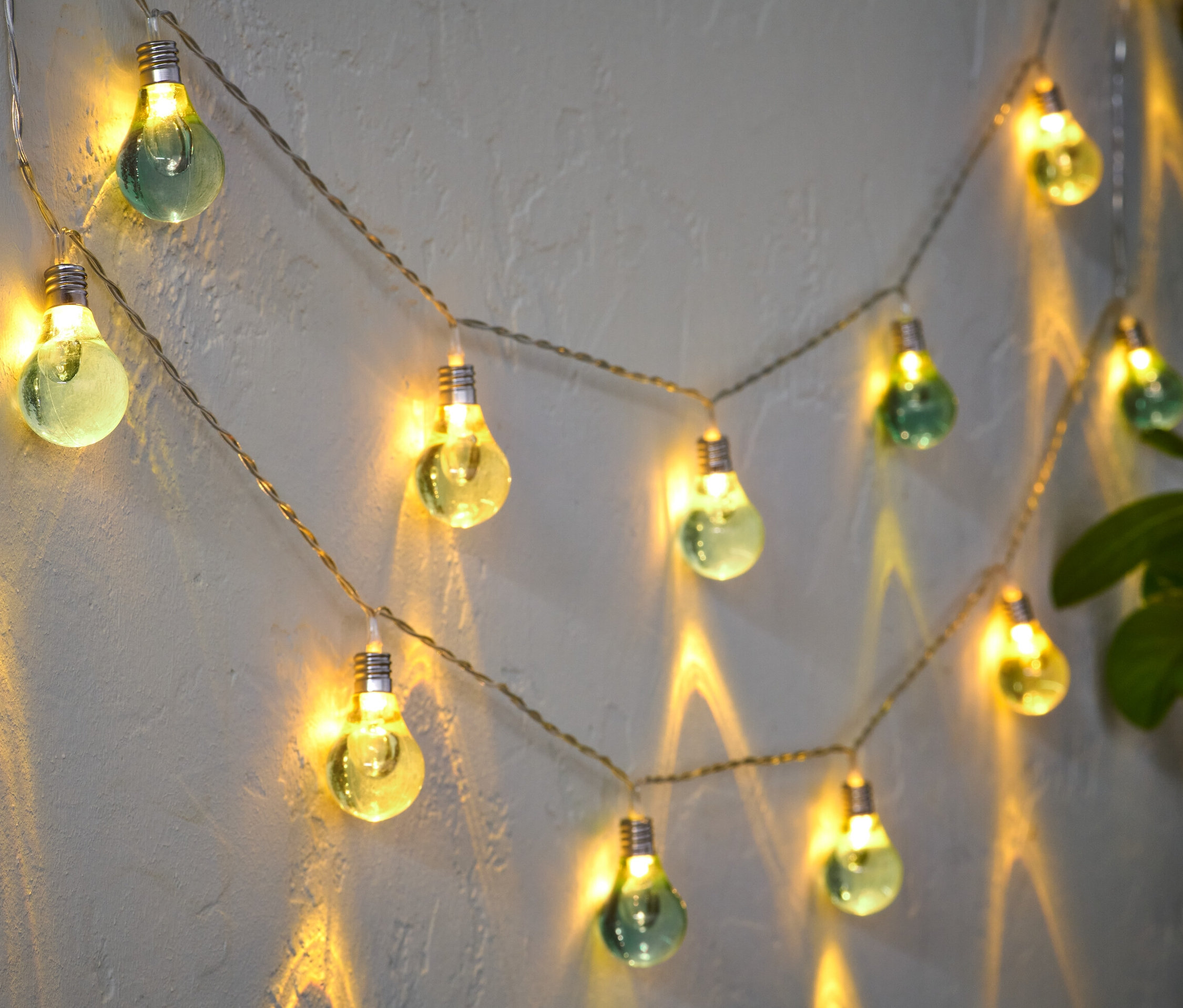 LED Işık Zinciri »Ampuller« duvarda asılı duruyor ve ışık saçıyor.