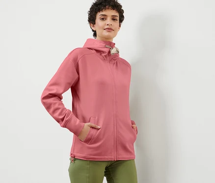 Kadın gül kurusu rengi kapüşonlu sweat ceketle poz veriyor.