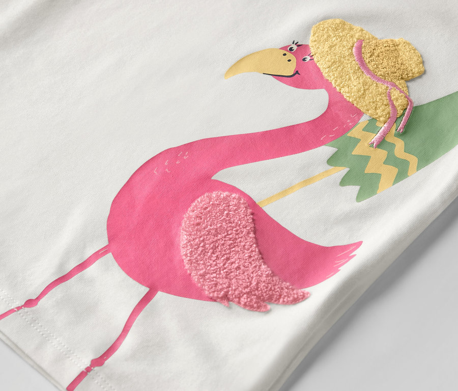 Şapkalı flamingo aplikeli çocuk tişörtü detayı.