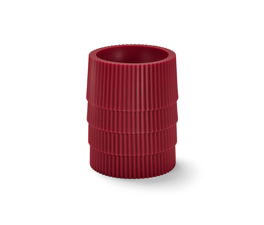 Beyaz bir arka plan üzerinde 4'lü kırmızı tatlı kalıbı.