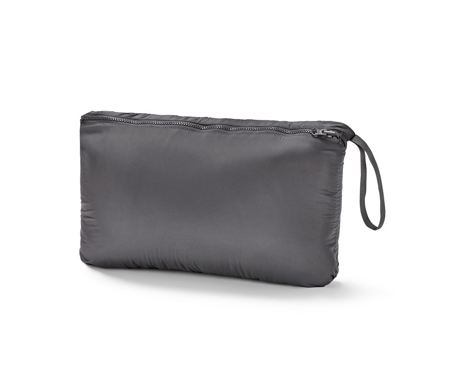 Gri renkte, fermuarlı ve askılı katlanabilir kapitone mont.