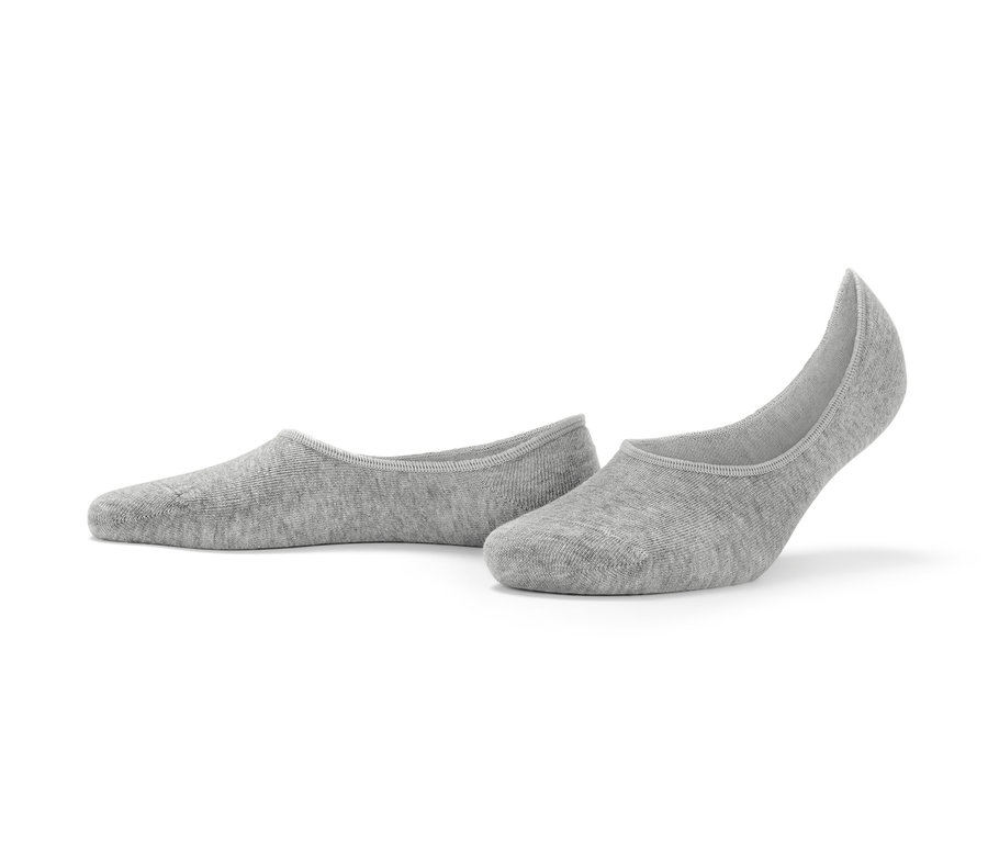 İki çift gri sneaker babet çorap.