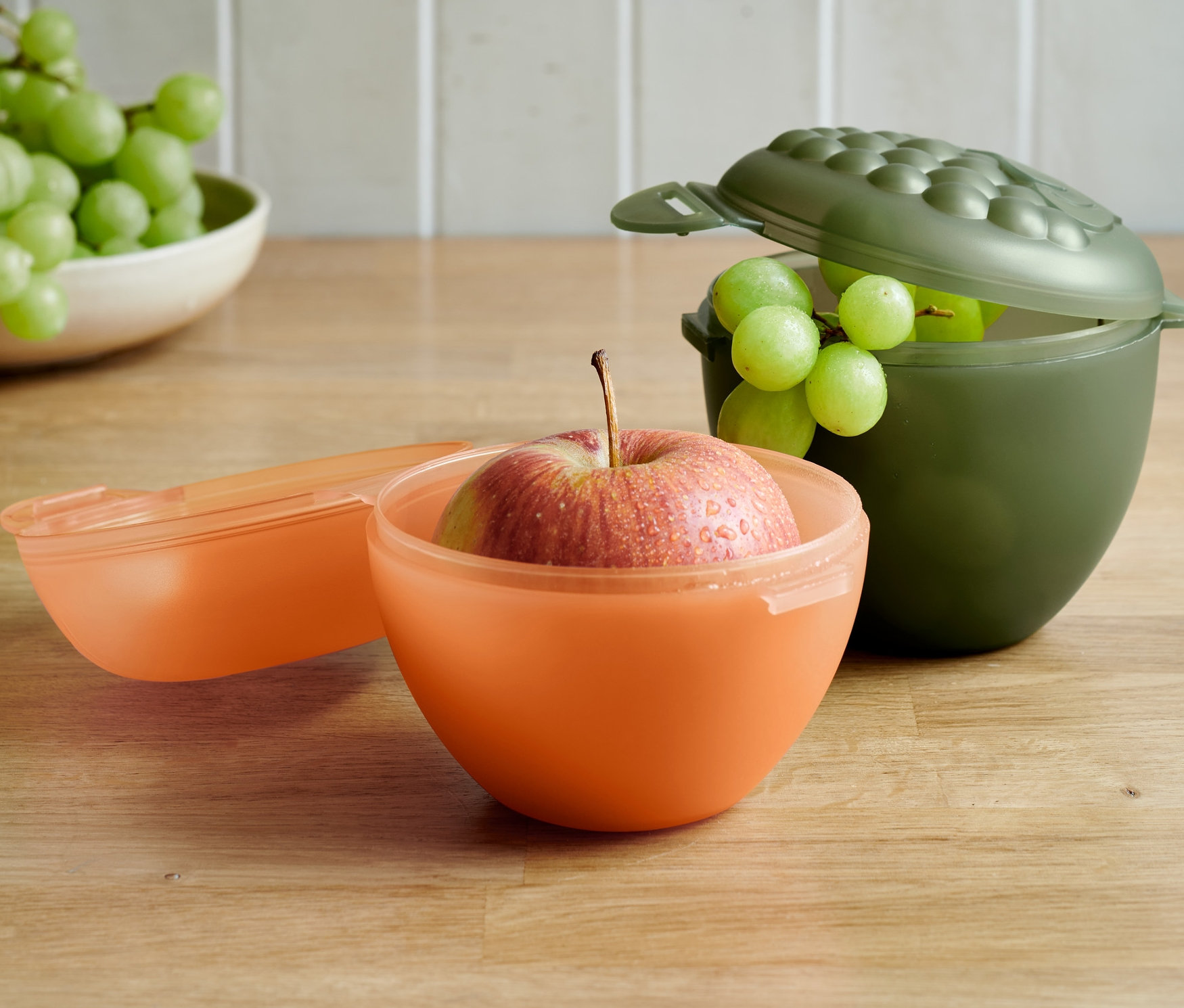 Turuncu elma ve zeytin yeşili Elma ve Üzüm Seti içinde üzümler.