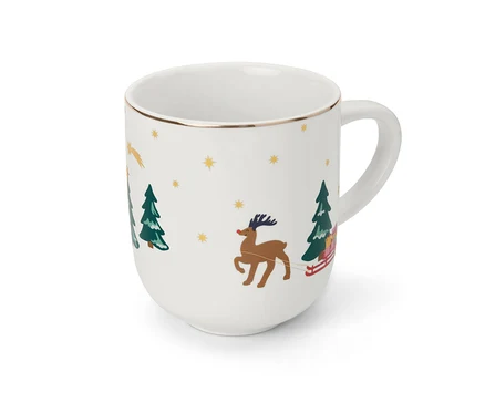 Ağaçlar arasında kızak çeken bir ren geyiği ile Noel motifine sahip altın kenarlı beyaz Jumbo kupa.