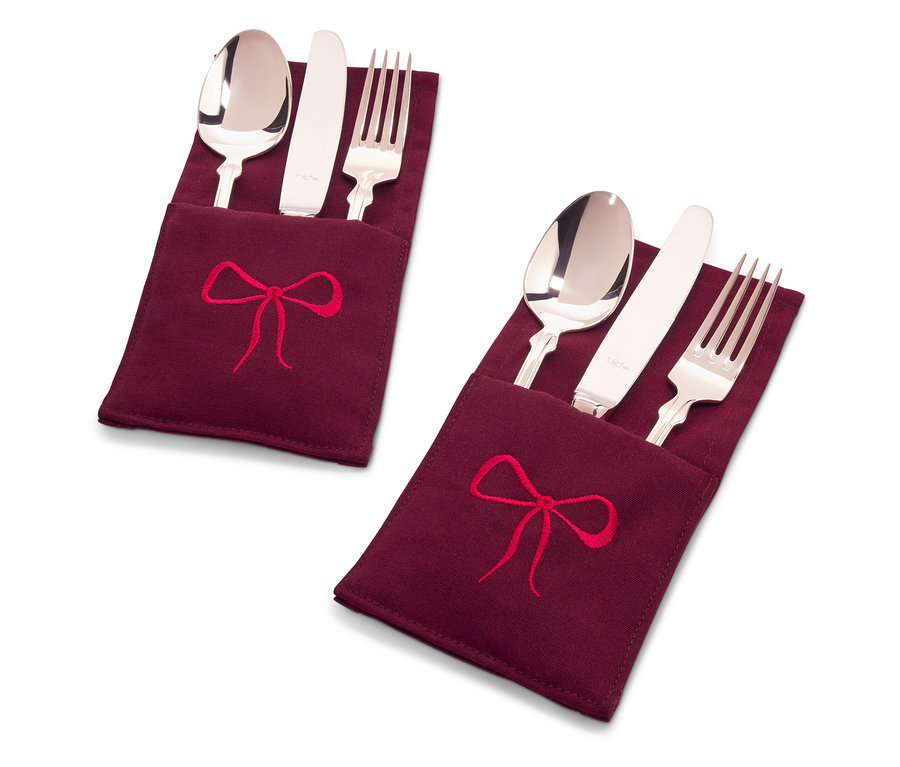 Bordo kumaş kılıflarda kırmızı kurdele nakışlı iki adet çatal bıçak seti.