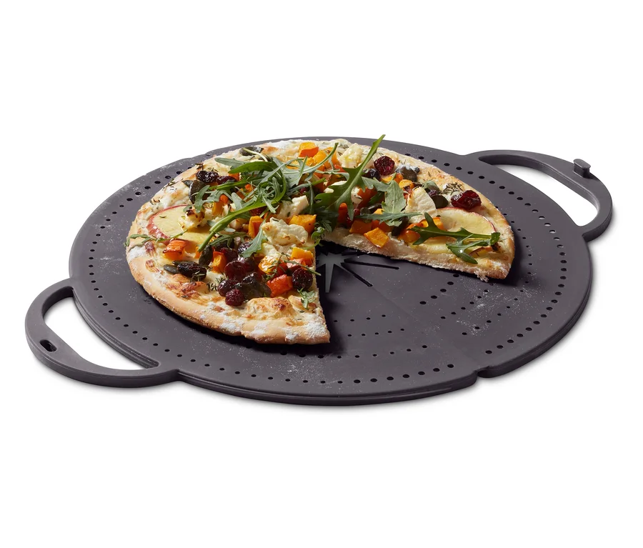 Gri delikli tepside sonbahar sebzeli pizza.