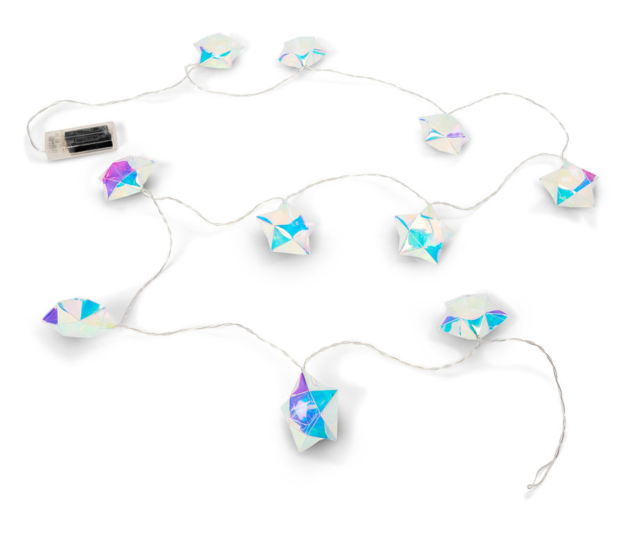 Yıldız şeklinde ışık zinciri beyaz bir zemin üzerinde duruyor.