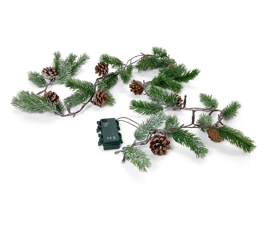 Çam kozalaklı ve pilli yeşil çelenk beyaz bir zeminde duruyor.