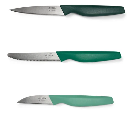 Beyaz bir arka plan üzerinde düzenlenmiş farklı bıçaklara ve yeşil saplara sahip üç adet Tchibo Kitchen Collection bıçağı.