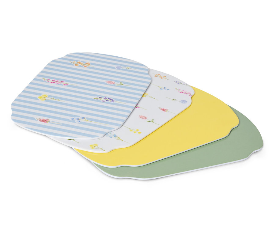 Üst üste duran birkaç masa örtüsü; mavi beyaz çizgili, çiçek desenli beyaz, sarı ve yeşil.