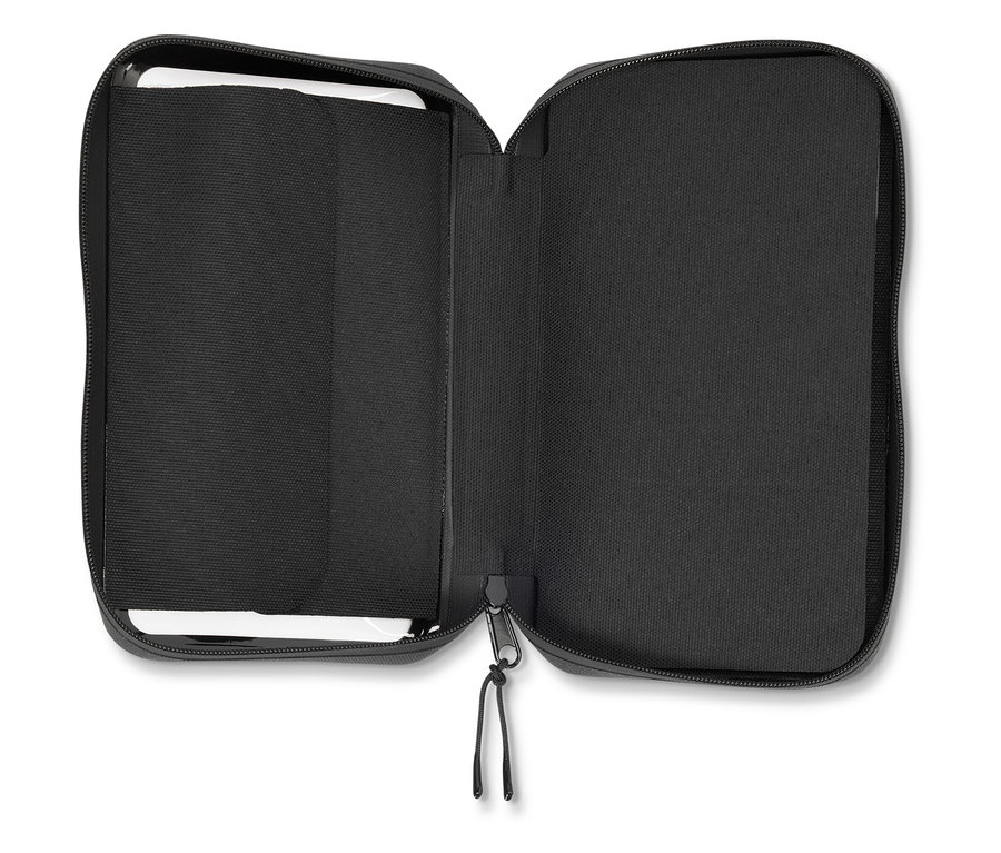 İç kısmı astarlı ve küçük beyaz tahtası olan açık siyah fermuarlı çanta.