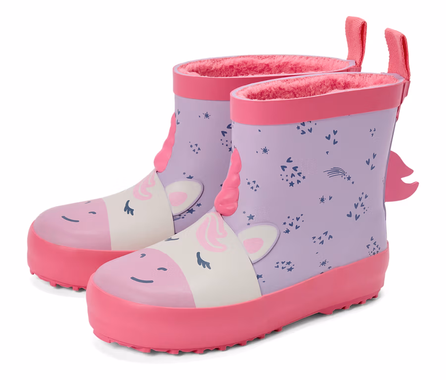 Yan yana duran, tek boynuzlu at desenli ve pembe tabanlı, bir çift mor çocuk çizmesi.