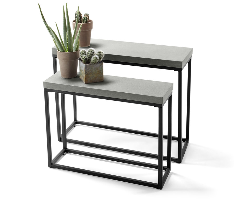 Beton sehpa yüzeyli, siyah metal çerçeveli 2'li konsol sehpa seti, üzerlerinde bitkiler bulunuyor.