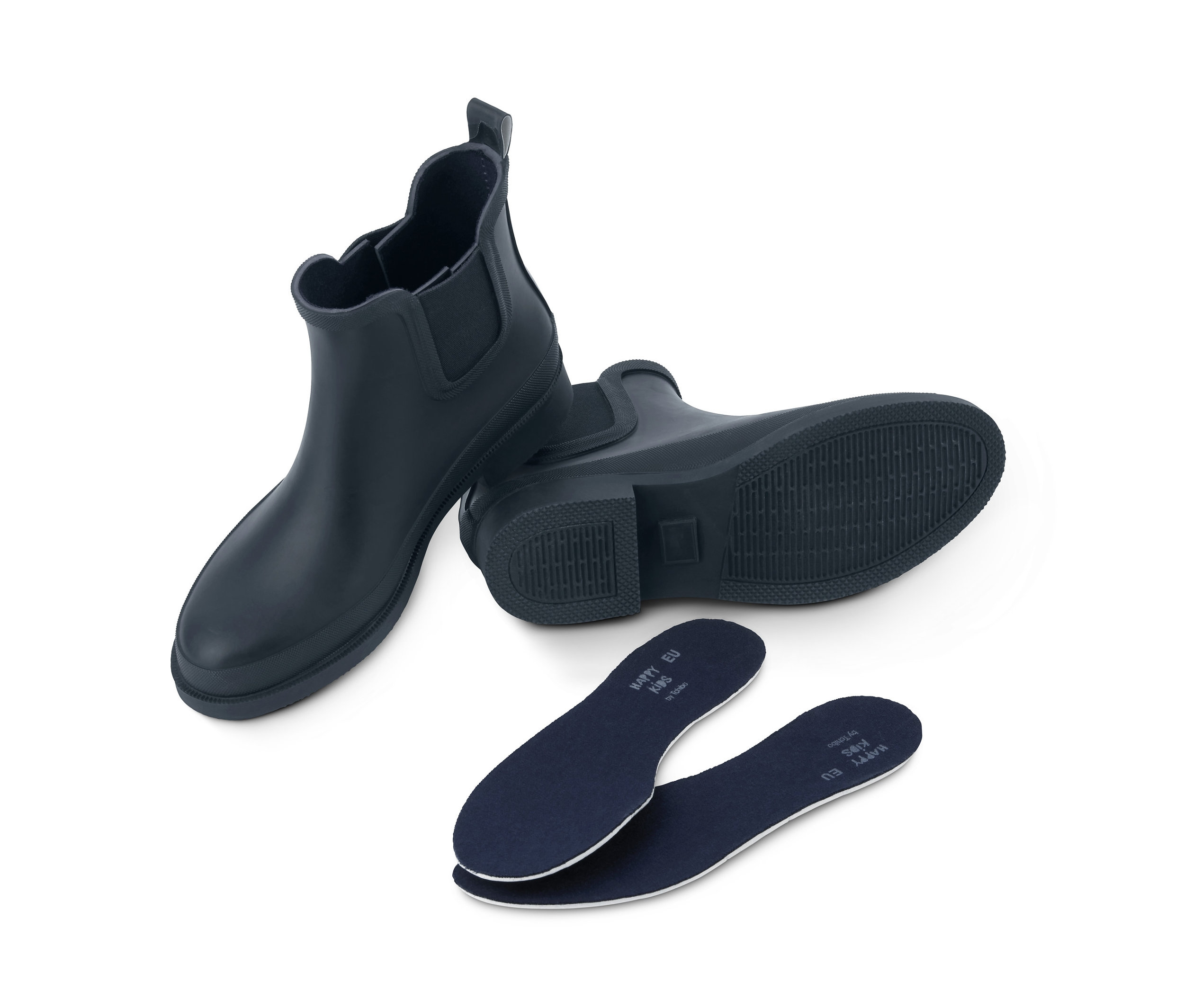 Beyaz bir arka planda iki adet Lastik Bot ve iki adet ayakkabı astarı.