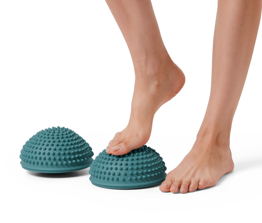 Bir ayak, 2 adet denge ve masaj pedinden birinin üzerinde duruyor.