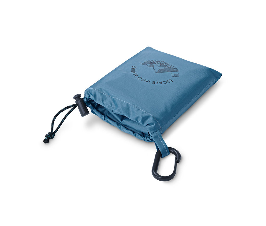 Büzgülü, katlanmış mavi mini piknik örtüsü.