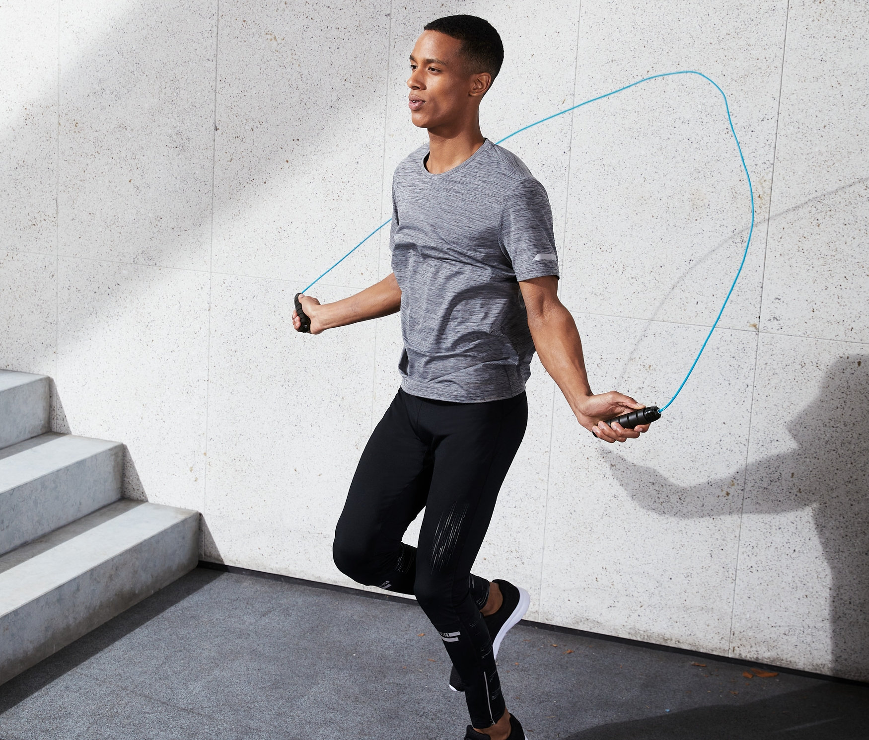 Adam atlama ipiyle atlıyor.