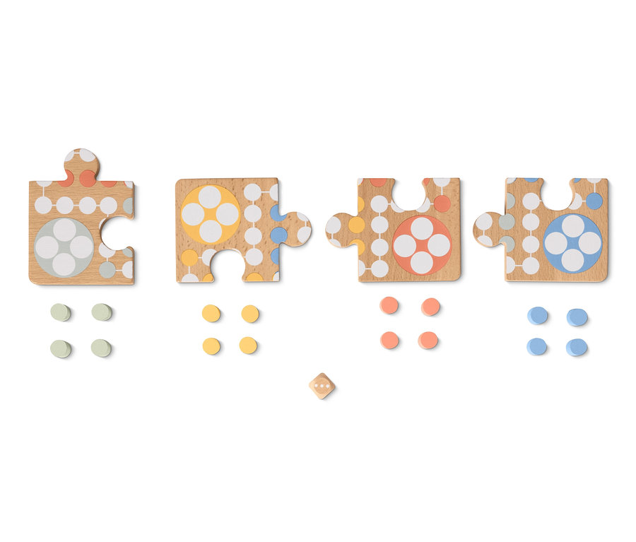 Beyaz bir arka planda dört adet Ludo Yapboz parçası ve renkli oyun taşları.