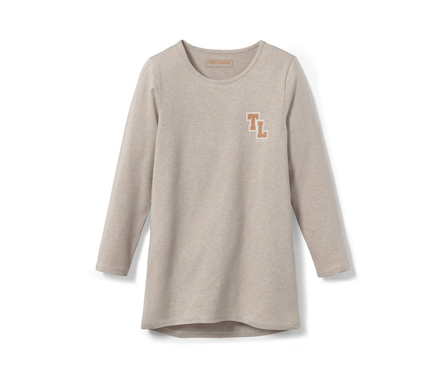 Uzun kollu ve "TL" logolu bej bir pijama takımı