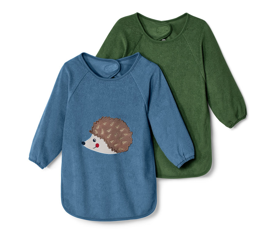 İki adet kollu bebek mama önlüğü: biri mavi kirpili, diğeri yeşil.