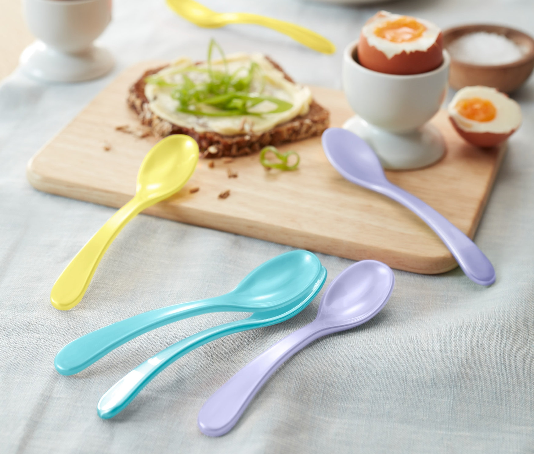 Masada yumurtalıkta yumurtalar ve 6 Adet Yumurta Kaşığı bulunmaktadır