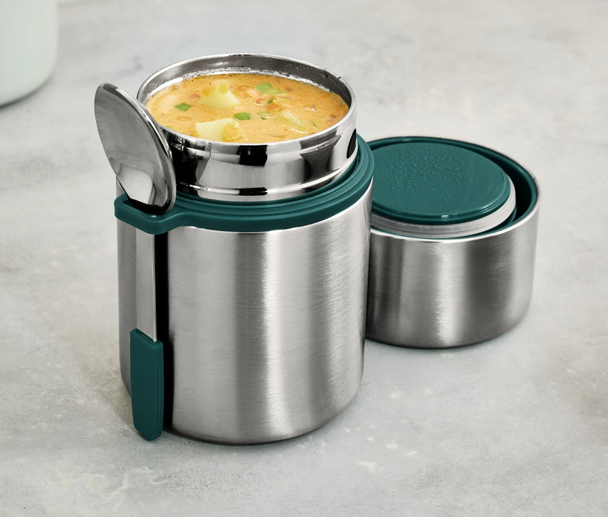 Çorba ve kaşık bulunan paslanmaz çelik taşınabilir termos kap.