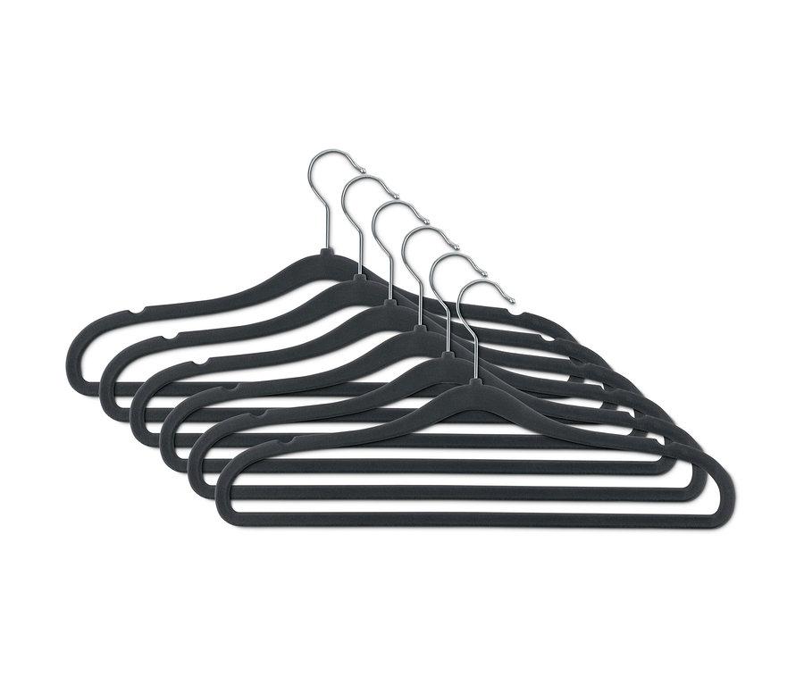 Altı adet siyah, ekstra ince kıyafet askısı.