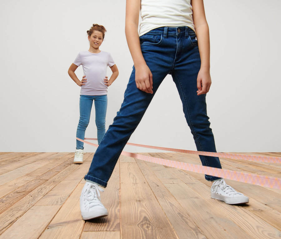 İki kız Oyun Lastiği oynuyor.