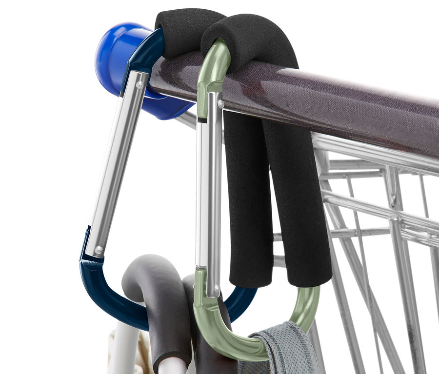 Bir alışveriş arabasına takılmış iki adet XXL karabina kanca, biri mavi diğeri yeşil.