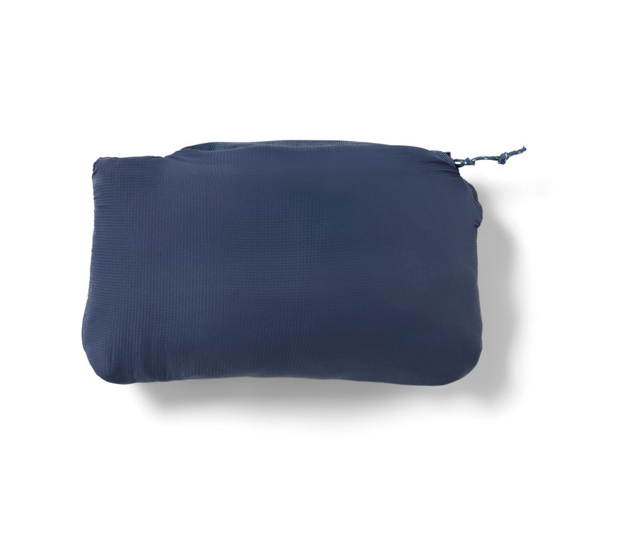 Koyu mavi renkli, paketlenmiş bir Hibrid Yelek »pack light«.