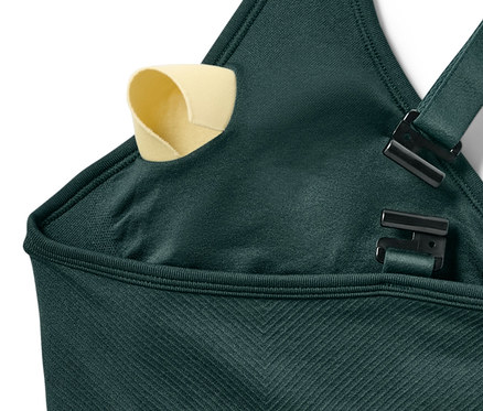 Dikişsiz, koyu yeşil spor sütyeninin yakın çekim görüntüsü.