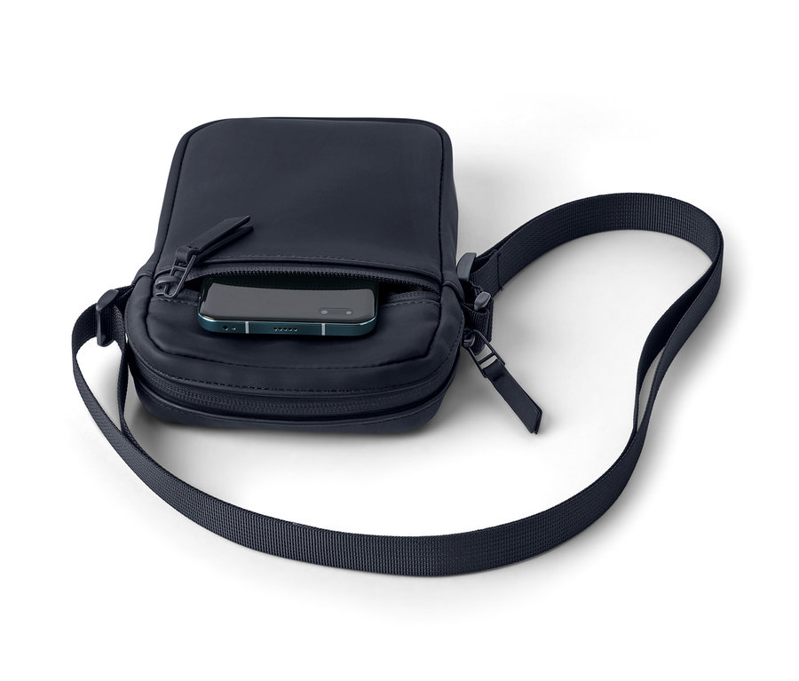 Cebinde telefon olan lacivert bir Yağmur Çantası.