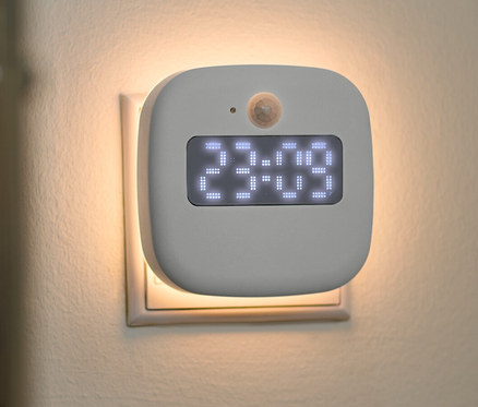 Prize takılı saatli LED gece lambası.