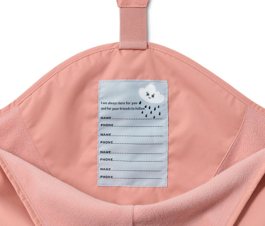 Pembe çocuk termal yağmur pantolonunun, isim ve telefon numarası için iç etiketi olan detayı.