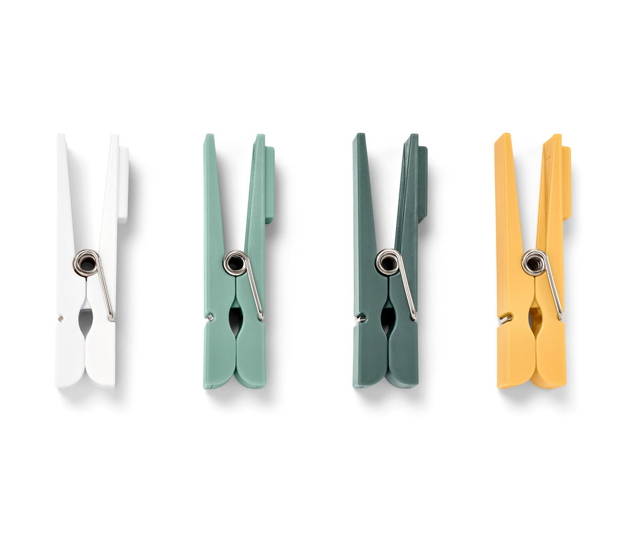 Beyaz, açık yeşil, koyu yeşil ve sarı renklerde dört adet buzdolabı magneti.