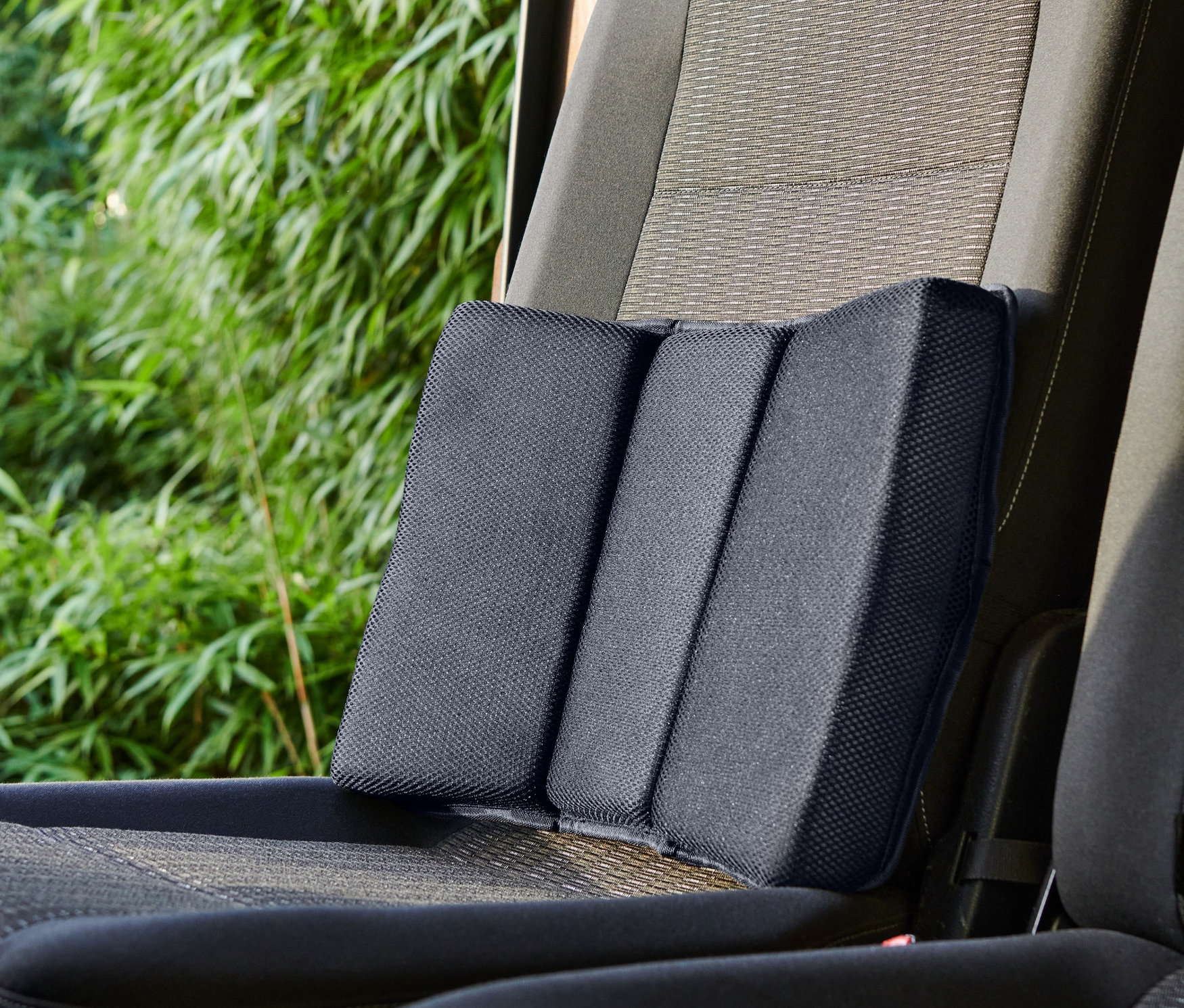 Hafızalı Süngerli Bel Yastığı bir araba koltuğunda.